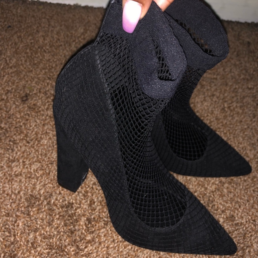 Fishnet pumps